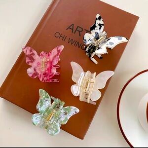 Take a look one of these clips hair,a new look every day Price $5 per two items